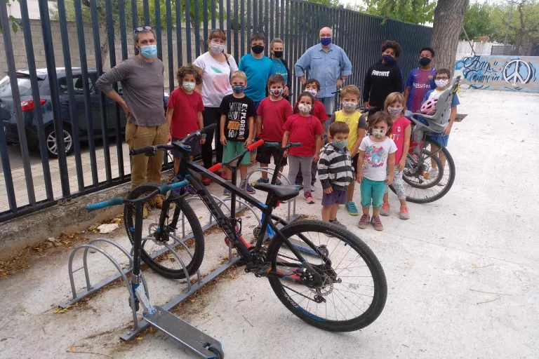 L’Escola Àngel Guimerà de Tàrrega promociona els aparca-bicis per la sostenibilitat