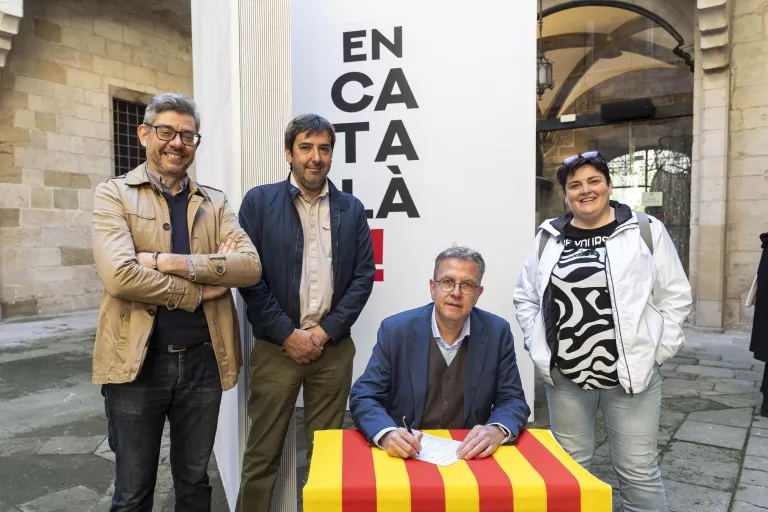 L’IEI celebra Sant Jordi amb una instal·lació gegant i una crida en defensa del català