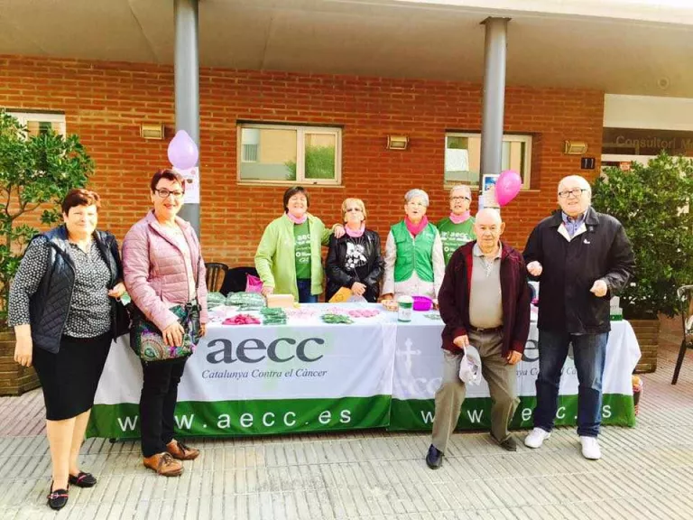 L'AECC treu les taules al carrer per recollir fons