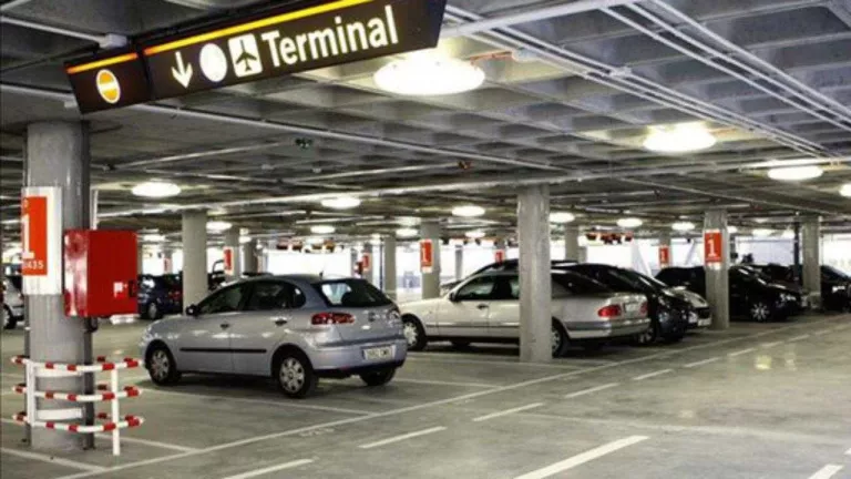 Un lleidatà confinat a França exigeix a AENA no cobrar l’estacionament del seu cotxe, aparcat a l’aeroport de Barcelona des del març