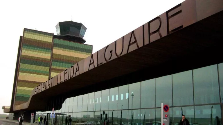 L'aeroport de Lleida-Alguaire renova l'acord amb Neilson i seguirà portant esquiadors britànics al Pirineu