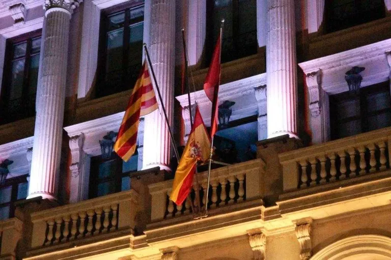 Fiscalia arxiva el cas de la retirada de dos banderes espanyoles a la Paeria