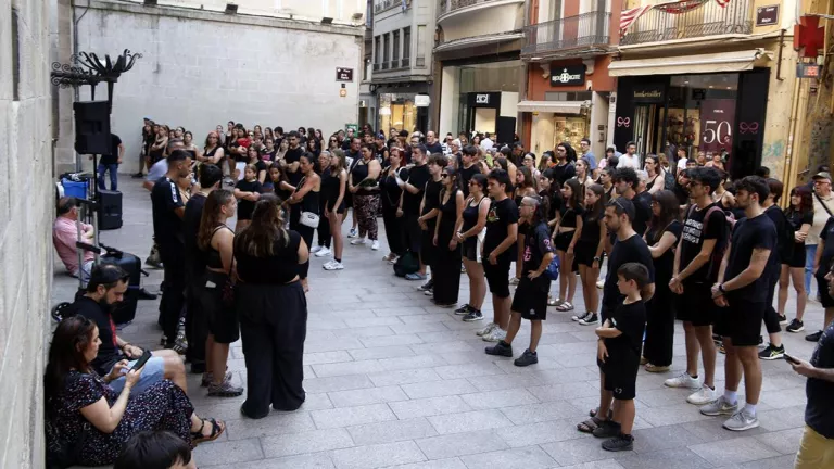 La manifestació contra el nou model de l'Aula de Teatre de Lleida reuneix un centenar de persones