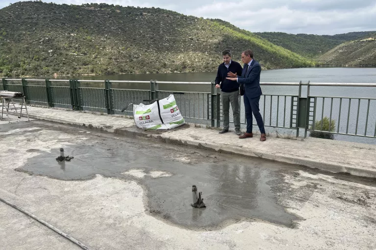 Mig milió d'euros per reparar la filtració a la presa de Rialb: treballs a contrarellotge i sense pausa