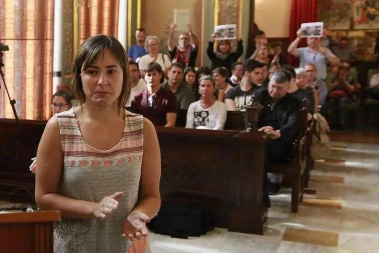 "Senyor alcalde, ens va deixar sols": entitats de Lleida llegeixen un manifest al Ple contra la violència policial