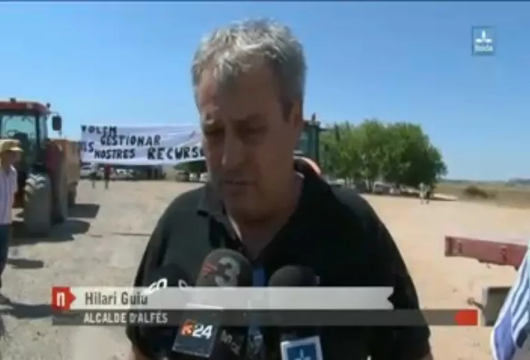 Esbroncada entre agricultors i ecologistes al celebrar aquests que tanqui l'aeròdrom d'Alfés