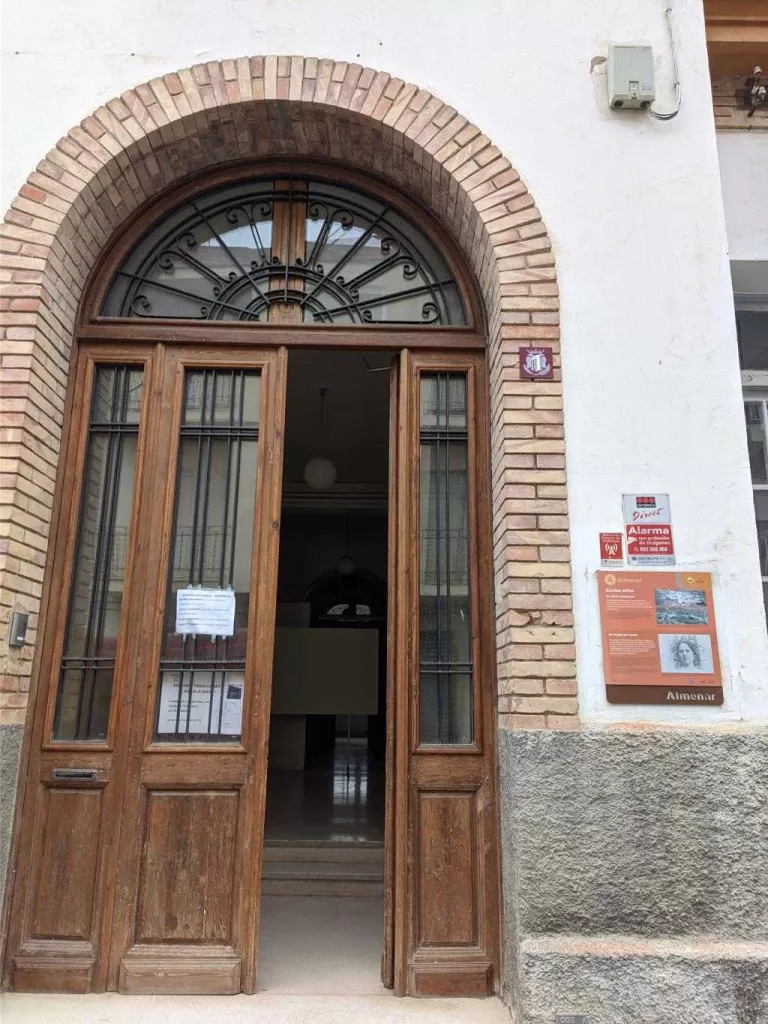 Almenar senyalitza els punts d'interès patrimonial del nucli municipal