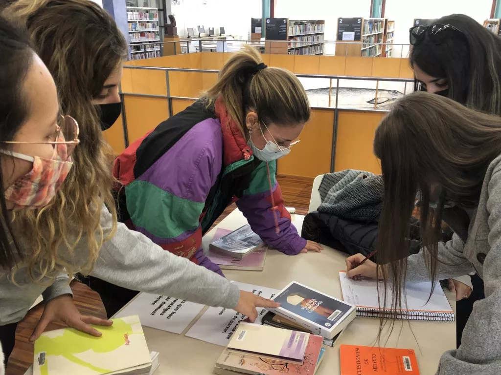 L'escola d'Art de Tàrrega treballa per omplir d'art els aparadors dels locals buits per Nadal