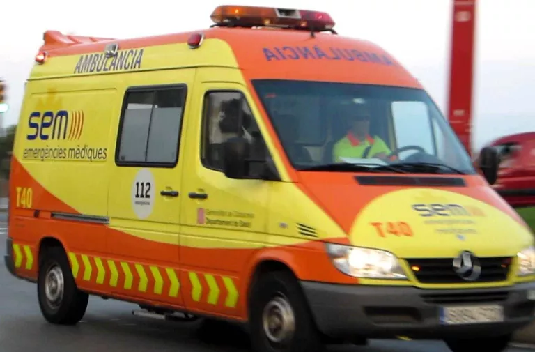 En estat greu un home de 55 anys al caure pel forat d'un muntacàrregues a Lleida