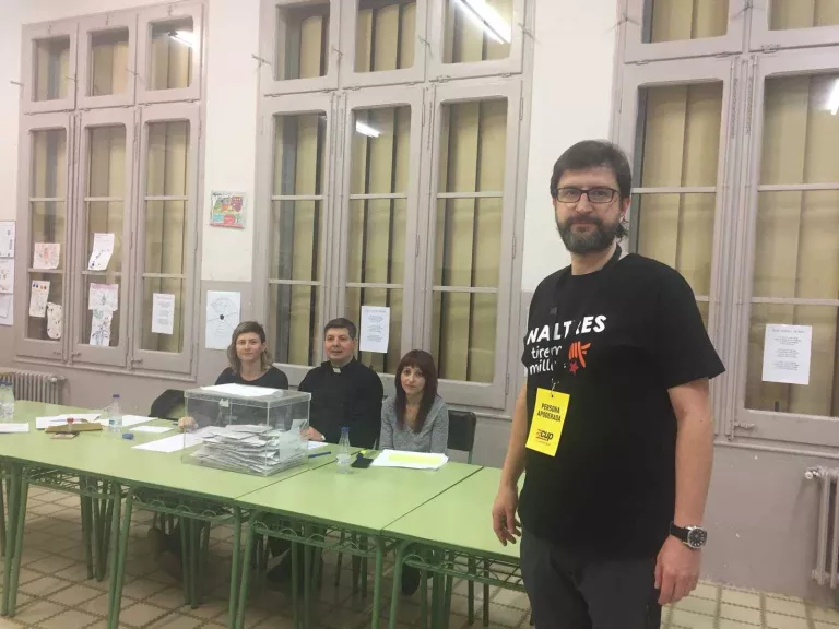 #eleccions21D /Apoderats de Càceres i una americana que intenta votar, anècdotes de la jornada
