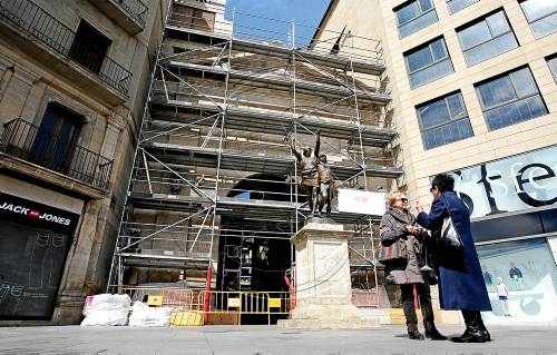 La nova cara del restaurat Arc del Pont comença a lluir