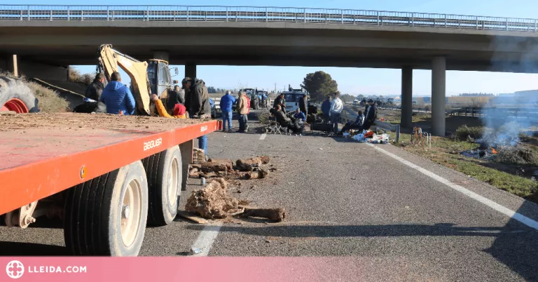 ⏯️ Pagesos de Tarragona es mobilitzen cap a Soses per mostrar el seu recolzament als tallats de l'A2 i l'AP2