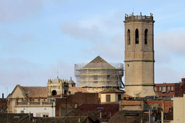 El cimbori de l'església de Santa Maria torna a lluir careners ceràmics vidriats