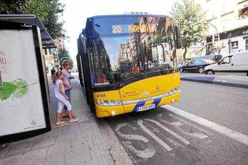 La Paeria posa en marxa la targeta de bus gratuït per als majors de 65 anys