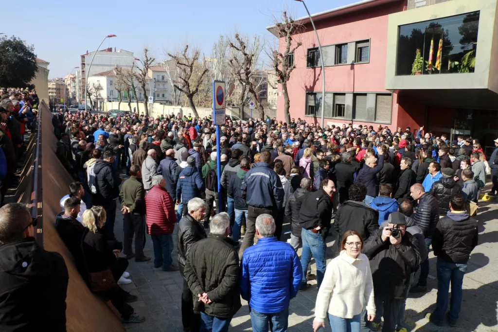 ⏯️ Agricultors llancen conills a les portes d'Acció Climàtica de Lleida com acció de protesta