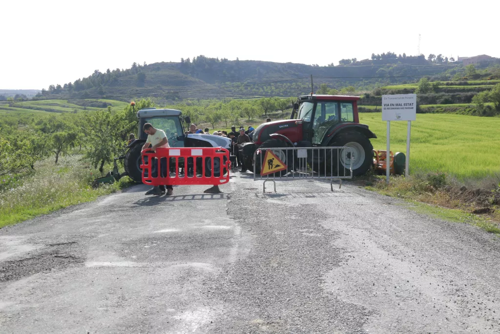 Tallen la carretera de Granyena de les Garrigues al Cogul per reclamar l'Eix Transversal de Ponent