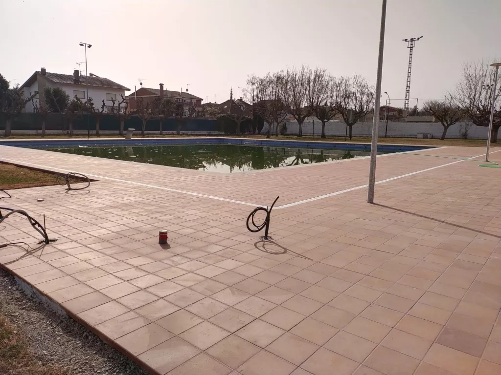 Finalitzen les obres de pavimentació del perímetre de les piscines municipals de Bellpuig