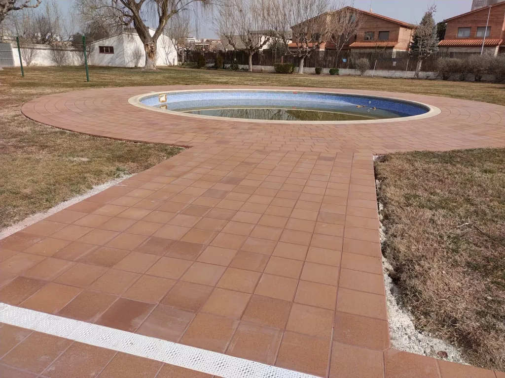 Finalitzen les obres de pavimentació del perímetre de les piscines municipals de Bellpuig