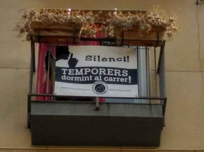 Una cinquantena de balcons denuncien amb pancartes les condicions dels temporers a Lleida