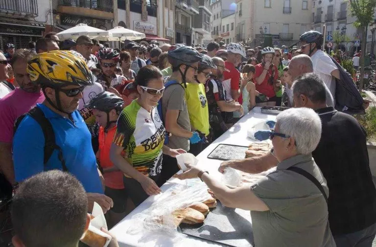 Mig miler de ciclistes a Bellpuig, en contra del conflicte social i a favor de l'ecologia