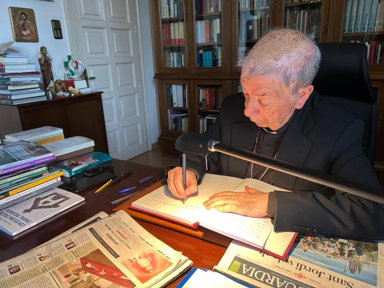 El bisbe Salvador obre el llibre de condolences a la Catedral de Lleida per la mort del Papa Francesc