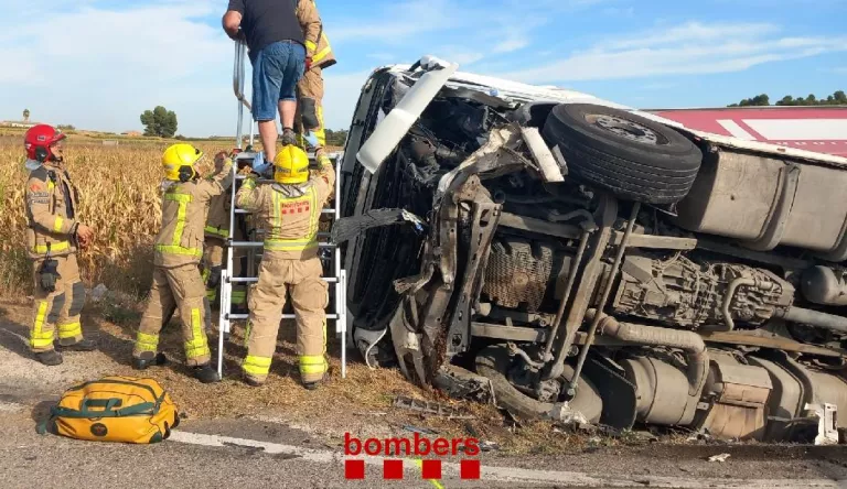 Dos ferits en un accident entre un camió i dos turismes a l'L-200, a Puiggròs