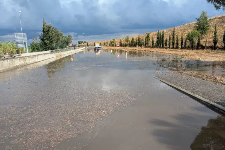 Un cotxe queda embarrancat per una inundació a la LL-11 a Lleida