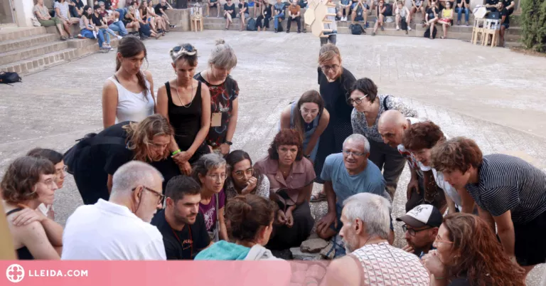 El públic de FiraTàrrega es mimetitza amb la companyia de circ "eia" a l'espectacle 'La pedra de fusta'