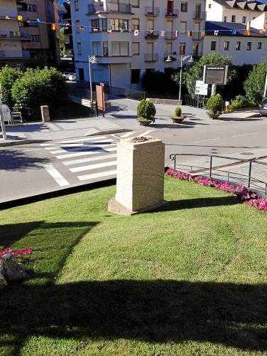 Sort 'perd' unes hores el bust del general Moragues per una gamberrada