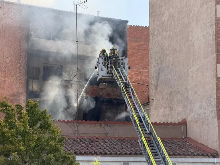 Nou edificis desallotjats per un incendi d’alta intensitat a Lleida