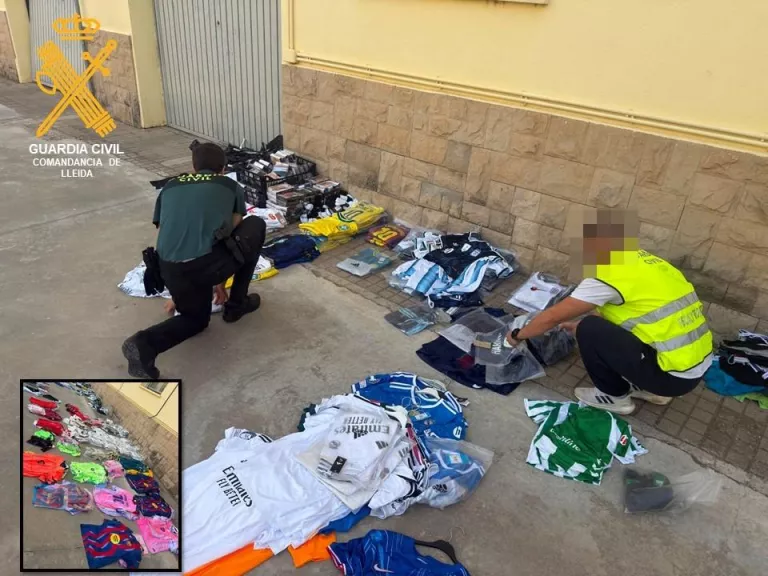 Decomissen 723 peces de roba falsificades i valorades en 67.570 euros d'una parada del mercat de Torrefarrera