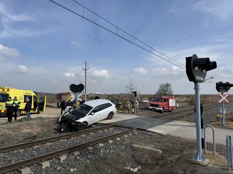 Un cotxe xoca amb un tren en un pas a nivell sense barreres a Bellpuig i interromp la circulació