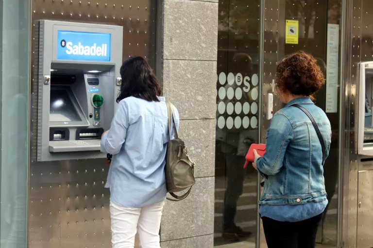 El BBVA i el Banc Sabadell negocien una fusió per convertir-se en la segona entitat de l'Estat