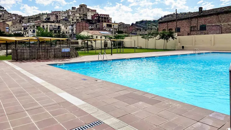 Continua l’onada de tancaments de piscines a causa d’excrements a l’aigua