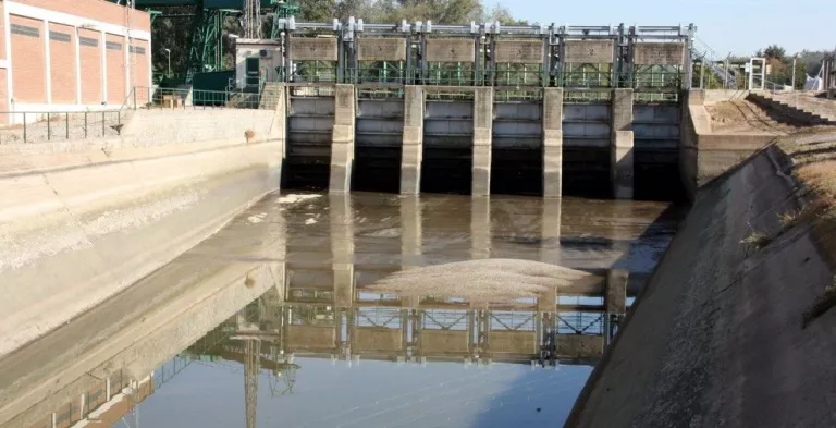 Troben el cadàver d’un jove de Sunyer dins d’un cotxe al buidar el canal de Seròs