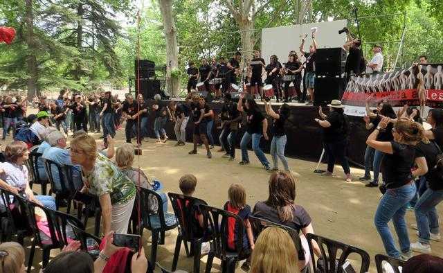 Prop de 1.200 cantaires omplen de música amb les seves veus els Camps Elisis