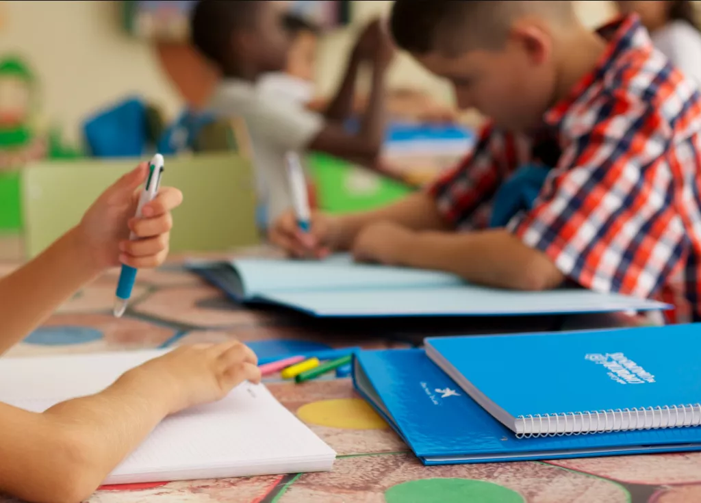 Prop de 600 menors vulnerables de Lleida tornen a l'escola amb nou material escolar gràcies a una iniciativa