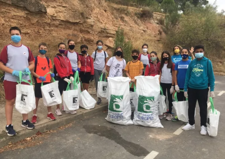 Alumnes d’ESO de l’Escola Vedruna de Tàrrega fan una batuda de neteja mediambiental al Parc de Sant Eloi