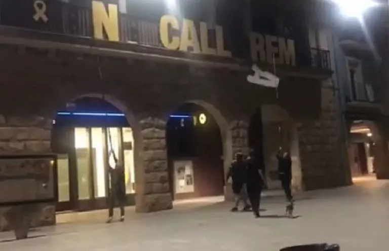 Condemna de multa per delicte lleu de danys, per arrencar els llaços grocs i simbologia independentista a Balaguer