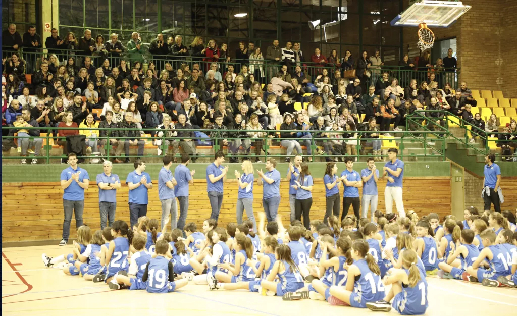Més de 700 persones acompanyen la presentació del Club Esportiu Maristes Lleida
