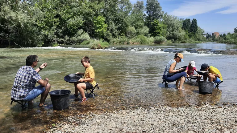 L'estiu és sinònim de buscar or al riu a Balaguer