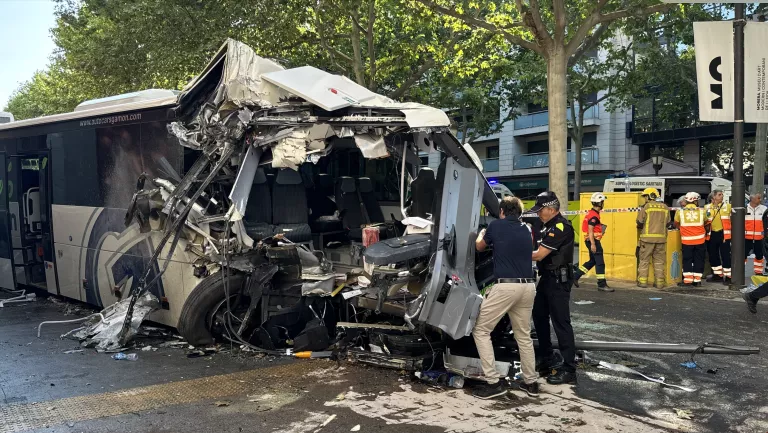 El SEM atén 46 persones en l’accident d’un autobús de línia a la Rambla de Ferran de Lleida