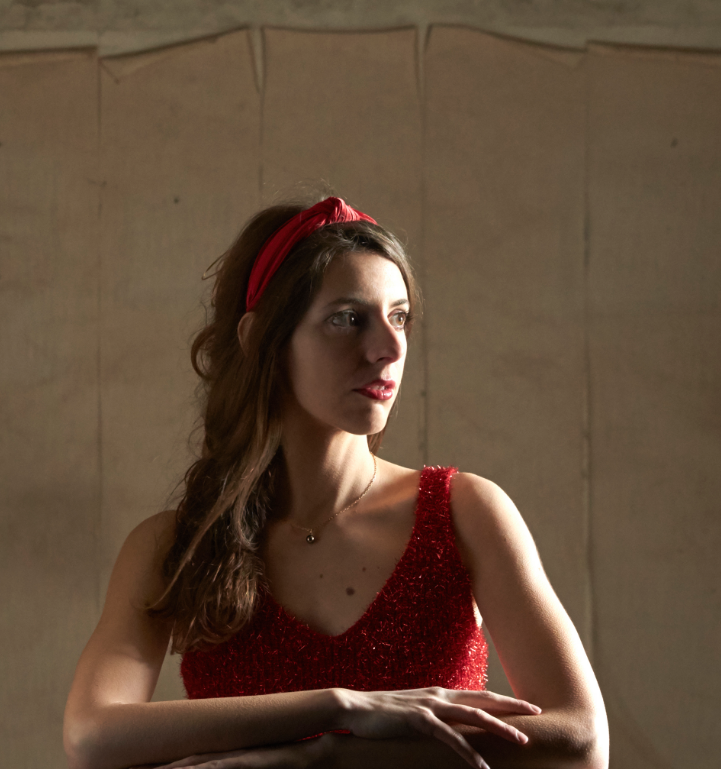 La cantautora lleidatana Emília Rovira presenta el nou single "Nadala"