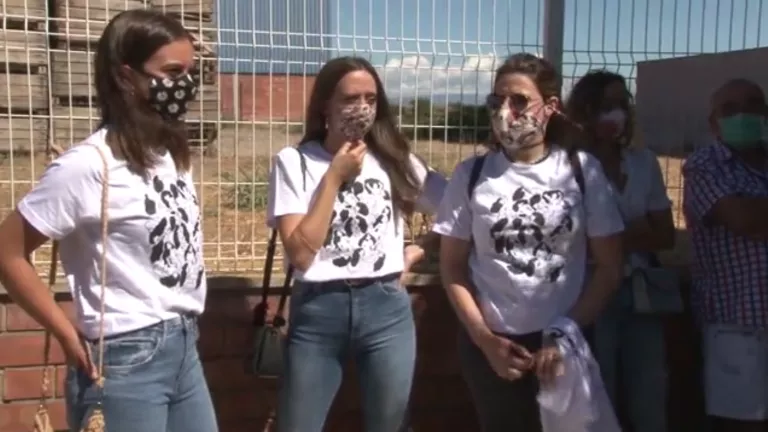⏯️ Més d'un centenar de persones es concentren davant el mural "censurat" a Torrefarrera