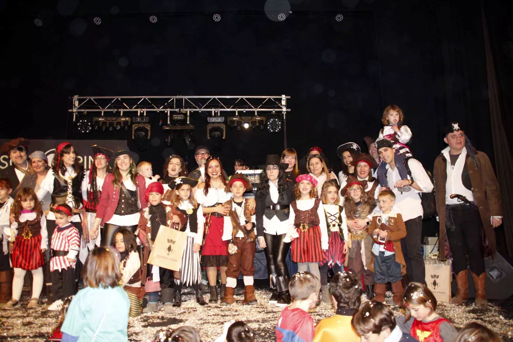 El Carnaval va omplir de festa els carrers d'Alpicat amb la rua de carrosses i comparses