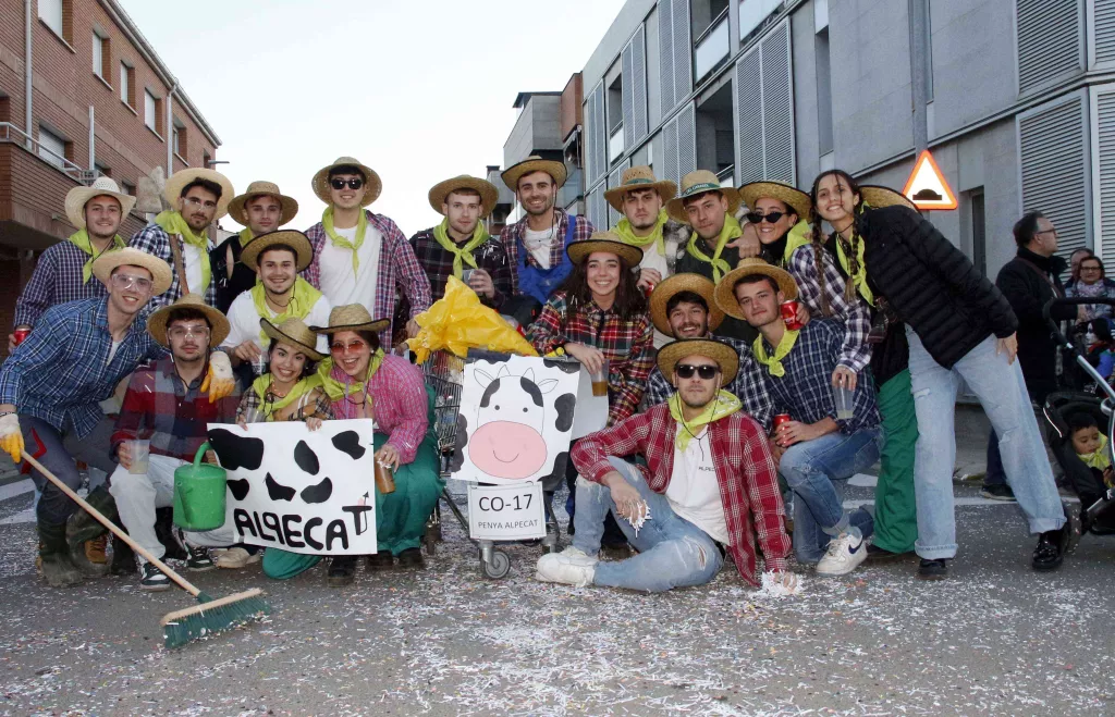 El Carnaval va omplir de festa els carrers d'Alpicat amb la rua de carrosses i comparses