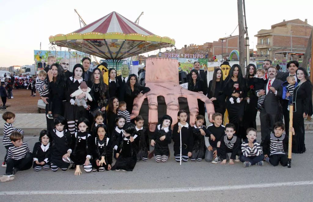 El Carnaval va omplir de festa els carrers d'Alpicat amb la rua de carrosses i comparses