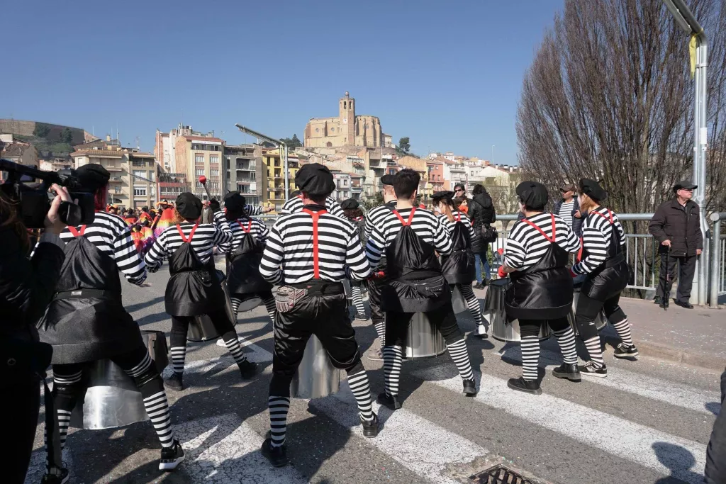El Carnestoltes del Congre inunda Balaguer de colors, música i gresca