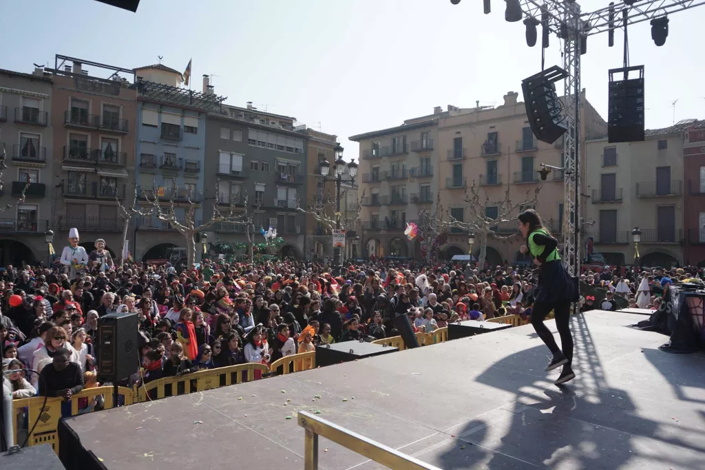 El Carnestoltes del Congre inunda Balaguer de colors, música i gresca