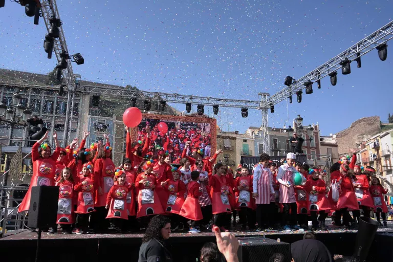 El Carnestoltes del Congre inunda Balaguer de colors, música i gresca